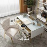 مكتب عمل خشبي بخمسة أدراج وقاعدة معدنية، عرض 3