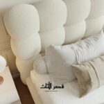 سرير منجّد بمنحنيات ناعمة ورأس مبطّن، عرض 7