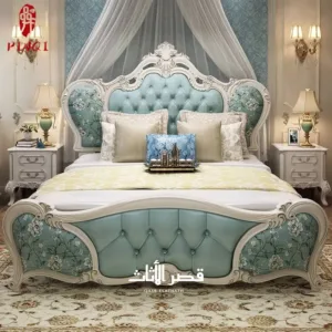 سرير خشبي بتصميم أوروبي بنقوش منحوتة