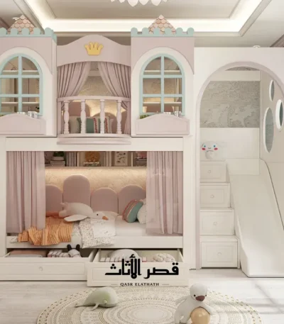 زحليقة ودرج معًا في سرير أطفال بطابقين بتصميم قلعة الأميرة