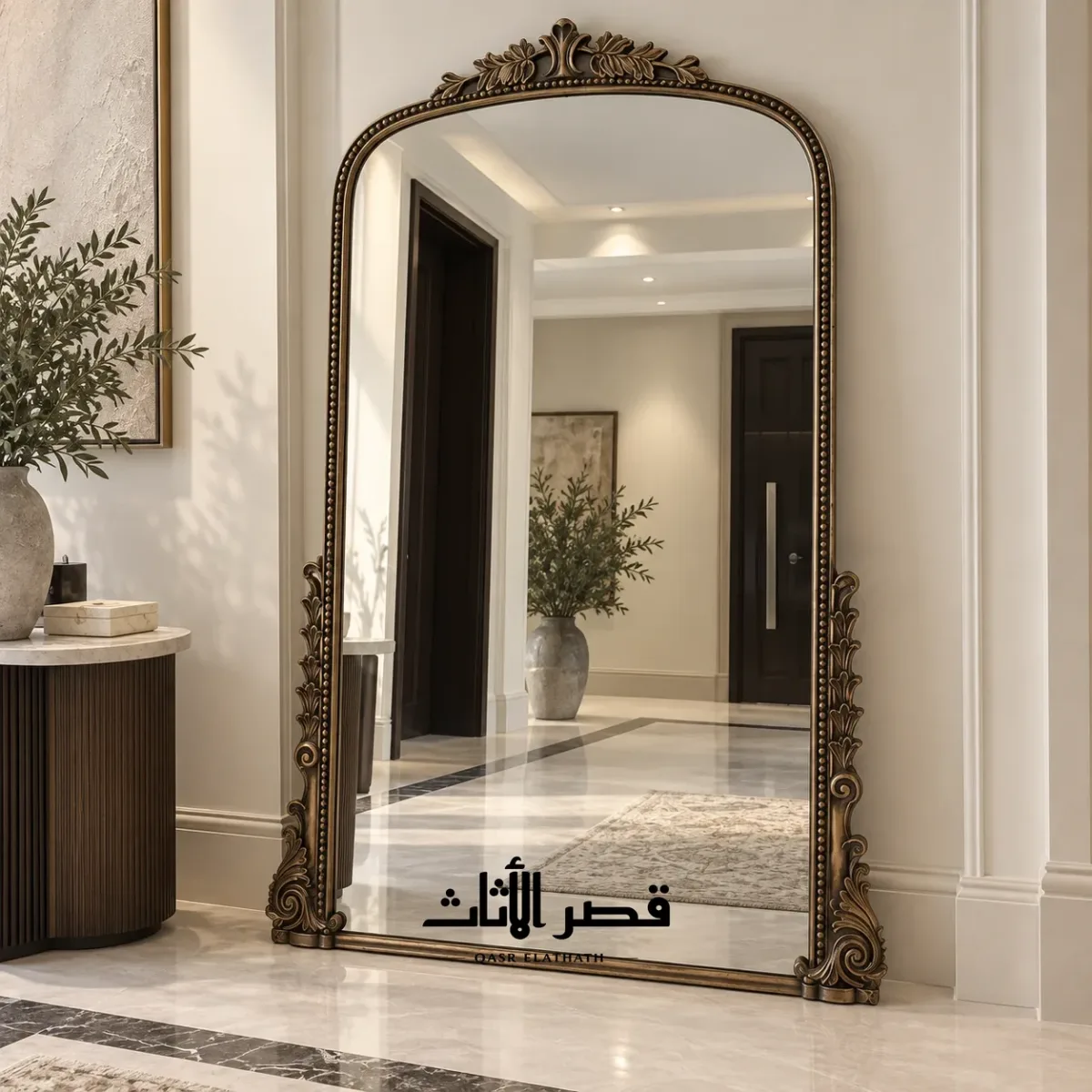 مرآة طويلة كلاسيكية بلون ذهبي عتيق برونزي في مدخل المنزل