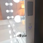 ⁦تسريحة غرفة نوم بإضاءة ليد مدمجة – مرآة كبيرة بإطار رائع – أدراج تخزين عملية – تصميم عصري⁩ - الصورة ⁦4⁩