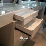 ⁦تسريحة غرفة نوم بإضاءة ليد مدمجة – مرآة كبيرة بإطار رائع – أدراج تخزين عملية – تصميم عصري⁩ - الصورة ⁦7⁩