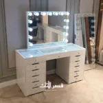 ⁦تسريحة غرفة نوم بإضاءة ليد مدمجة – مرآة كبيرة بإطار رائع – أدراج تخزين عملية – تصميم عصري⁩ - الصورة ⁦2⁩