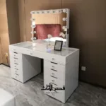 تسريحة غرفة نوم بإضاءة ليد مدمجة – مرآة كبيرة بإطار رائع – أدراج تخزين عملية – تصميم عصري