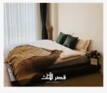 ⁦سرير أرضي خشبي بطابع ريفي – تصميم منخفض ومتين – لمسة دافئة لغرف النوم الهادئة⁩ - الصورة ⁦2⁩