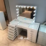 ⁦تسريحة غرفة نوم بإضاءة ليد مدمجة – مرآة كبيرة بإطار رائع – أدراج تخزين عملية – تصميم عصري⁩ - الصورة ⁦3⁩