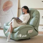⁦كرسي استرخاء ليزي بوي فاخر – آلية إمالة يدوية – تنجيد ناعم ومريح – قاعدة خشبية – لون رمادي فاخر⁩ - الصورة ⁦4⁩