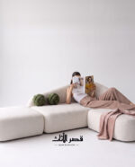 كنبة منحنية بثلاث قطع ومقعد واسع VELA