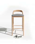 كرسي بار مرتفع بظهر خشبي منحني داخل مساحة منزلية