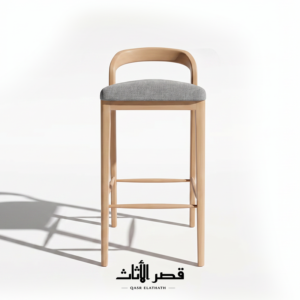 كرسي بار مرتفع بظهر خشبي منحني داخل مساحة منزلية