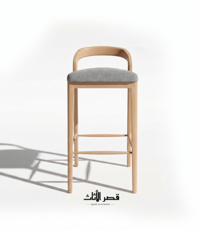 كرسي بار مرتفع بظهر خشبي منحني داخل مساحة منزلية