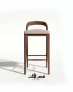 كرسي بار مرتفع بظهر خشبي منحني داخل مساحة منزلية