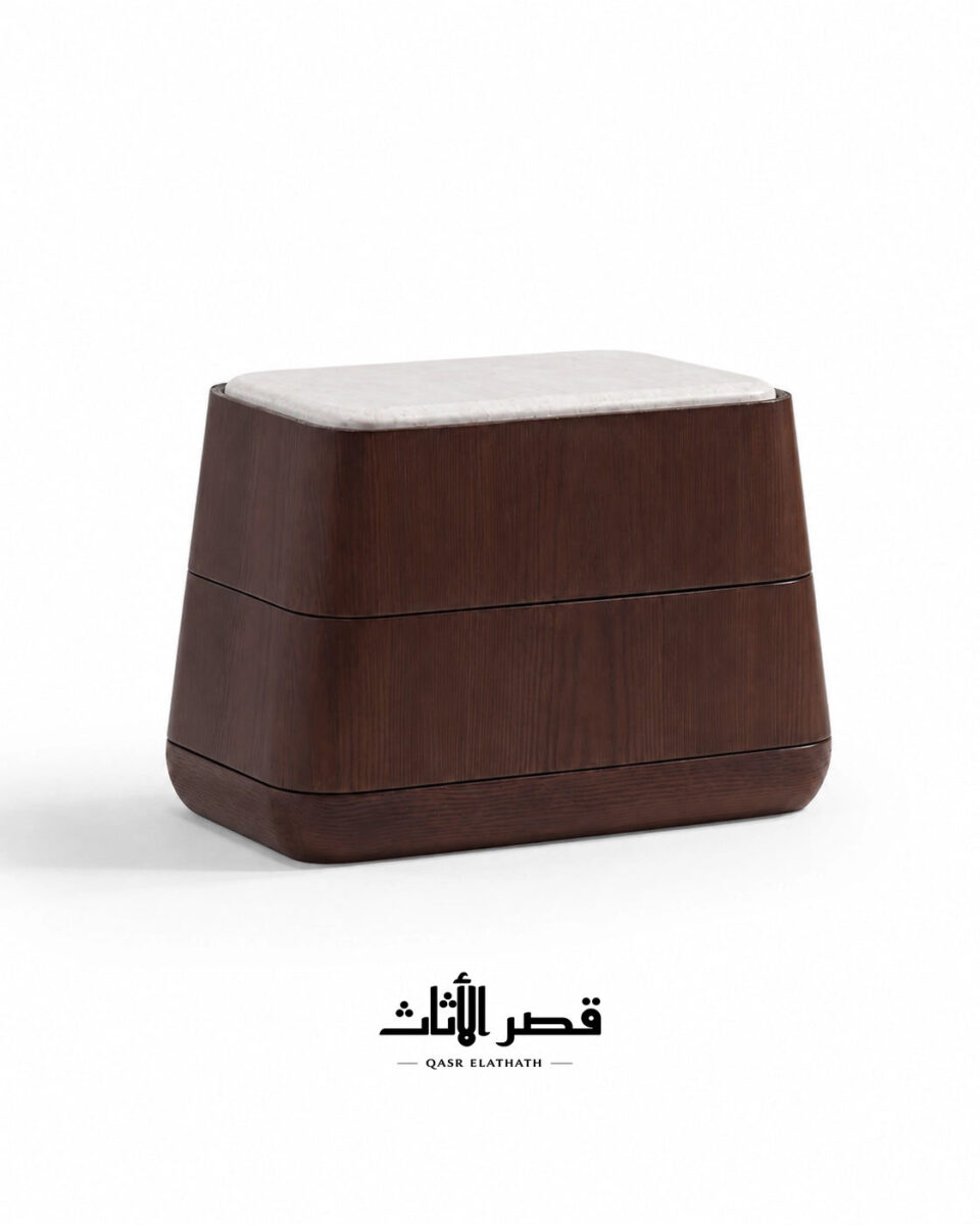 كومود سرير بسطح رخام ترافرتين داخل مساحة منزلية