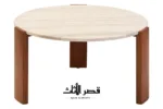 طاولة القهوة من الترافرتين على خلفية بيضاء