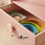 وحدة تخزين أطفال – تفاصيل درج مفتوح والكتب بداخله