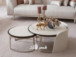 الطاولتان المتداخلتان في جلسة فاتحة بجانب كنبة