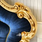 تفصيل اللفّة المذهّبة المحفورة على جانب رأس سرير فانيتي