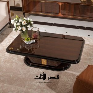 طاولة قهوة بقشرة خشبية وقاعدة نحتية أمام خزانة خشبية