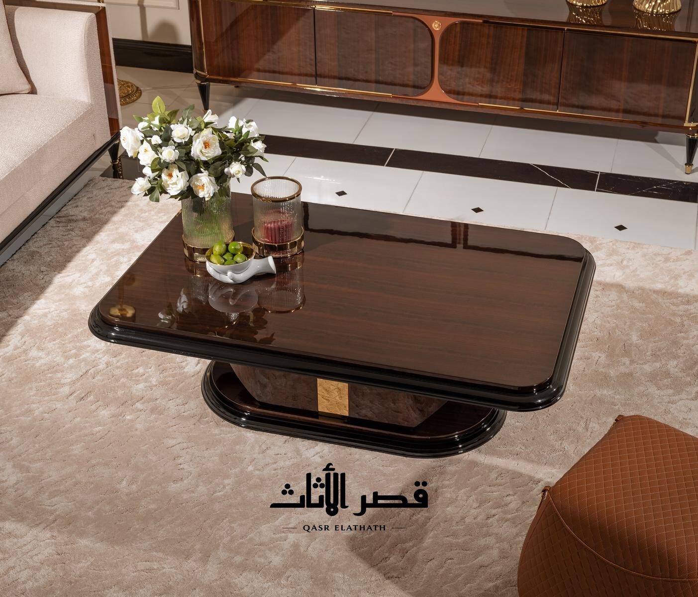 طاولة قهوة بقشرة خشبية وقاعدة نحتية أمام خزانة خشبية
