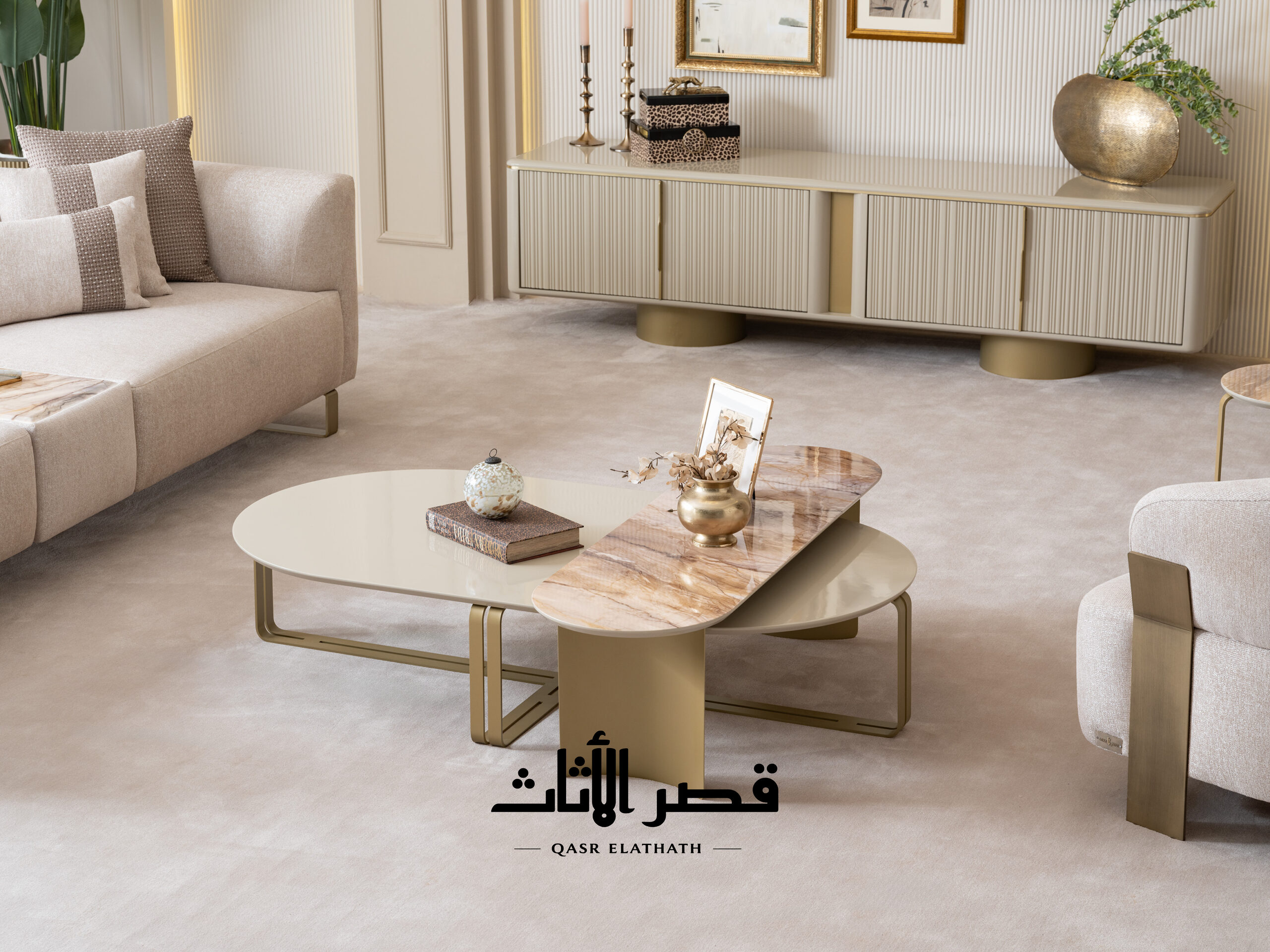 الطاولتان المتداخلتان من زاوية جانبية في غرفة الجلوس