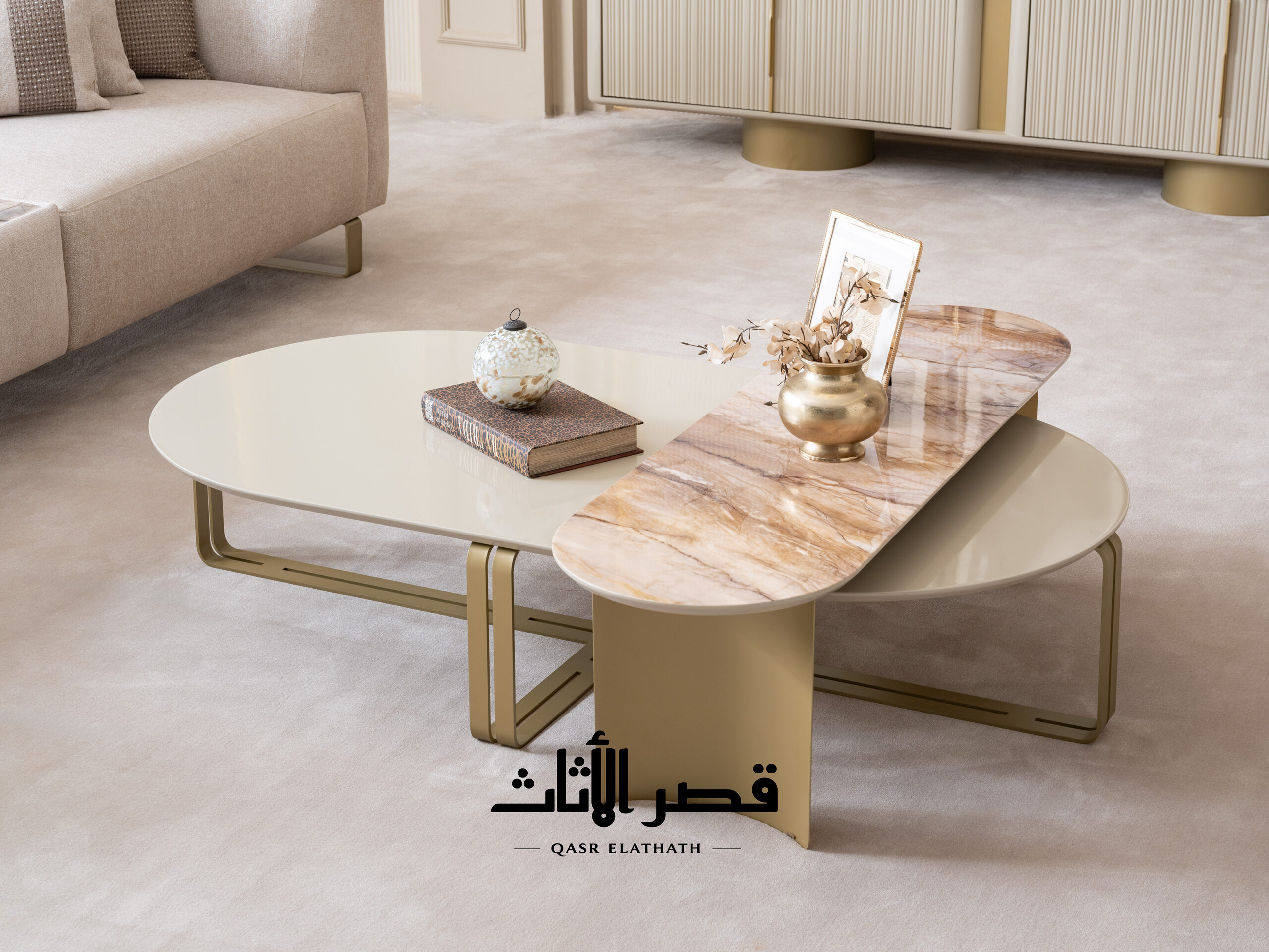 الطاولتان المتداخلتان بسطح لامع وسطح بمظهر رخامي في جلسة فاتحة