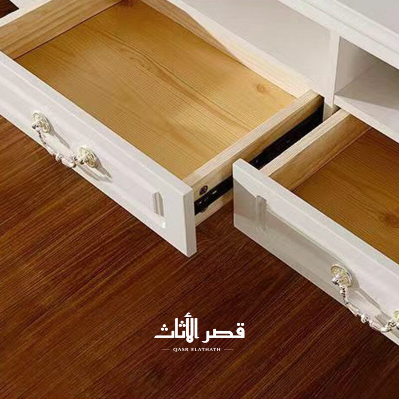 أدراج مفتوحة في طاولة التلفزيون