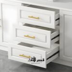 طاولة تلفزيون بثلاثة أدراج وأبواب وتنظيم أسلاك