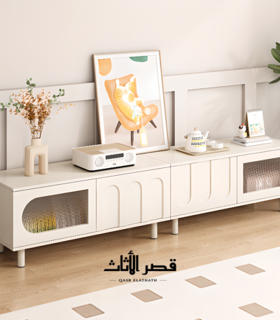 طاولة تلفزيون بأبواب ورفوف داخلية وتنظيم أسلاك