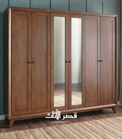 دولاب ملابس خشبي بستة أبواب مغلق في غرفة