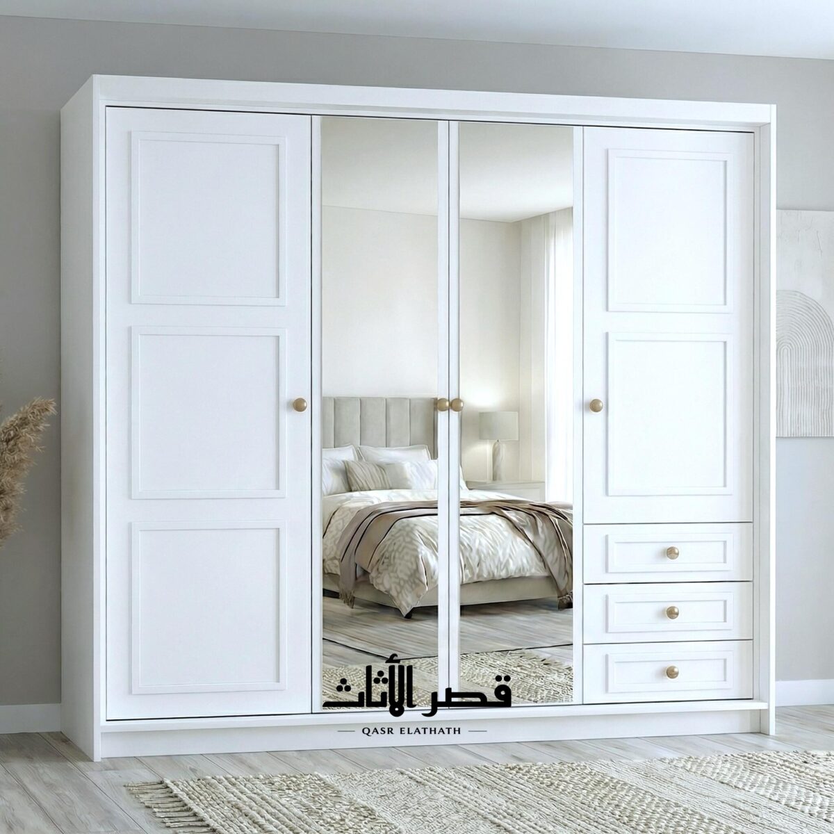 دولاب ملابس بواجهات مؤطّرة ومرآة وسطية في غرفة نوم