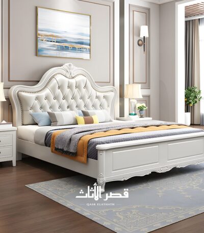 سرير كلاسيكي بظهر منجد وإطار مزخرف – تفاصيل 2
