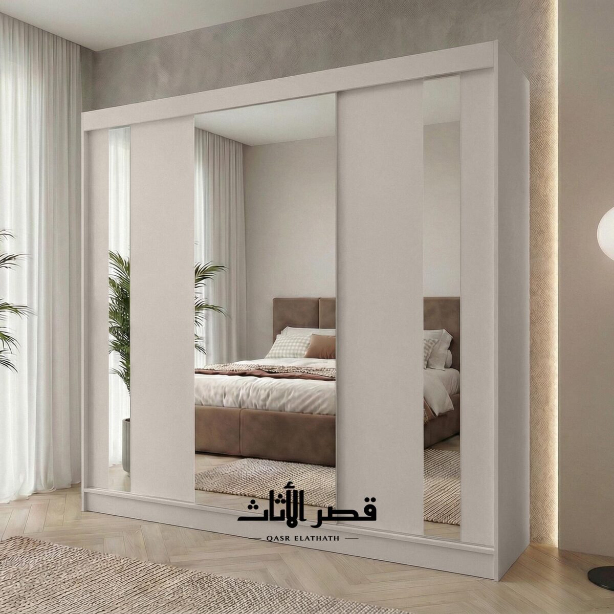 خزانة ملابس بأبواب منزلقة وواجهة مرآة داخل غرفة نوم