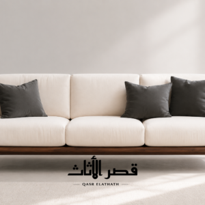 كنبة خشبية بإطار منحنٍ يحيط بالمساند ويمتد على الظهر — واجهة أمامية