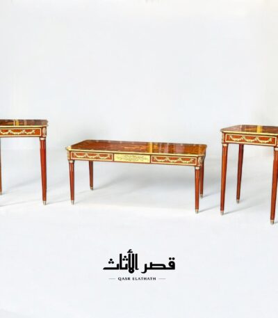 طقم طاولات كلاسيكي بنقوش على السطح — عرض 1