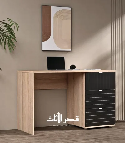 مكتب إميليا بثلاثة أدراج وواجهة مطليّة أنيقة — أسود
