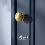 كومدينة بباب ورف مفتوح وفتحة خلفية للكابل — تفاصيل التصميم 3