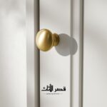 كومدينة بباب ورف مفتوح وفتحة خلفية للكابل — تفاصيل التصميم 9