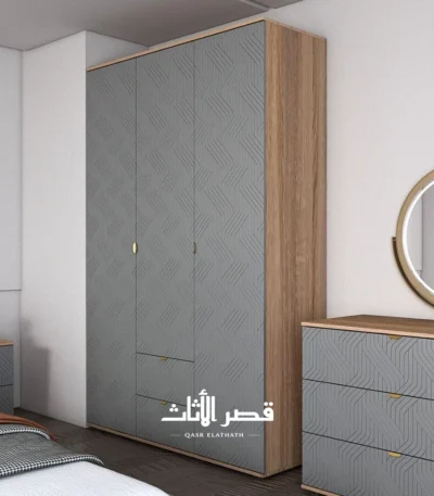 دولاب ملابس نيرا بثلاثة أبواب وواجهة مطلية ودرجين — رمادي
