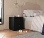 طاولة سرير سول بدرجين وتشطيب ملبّس بسيط — أسود